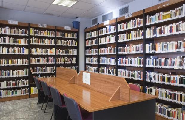 La sala de estudio abrirá los sábados. La sala de estudio abrirá los sábados.