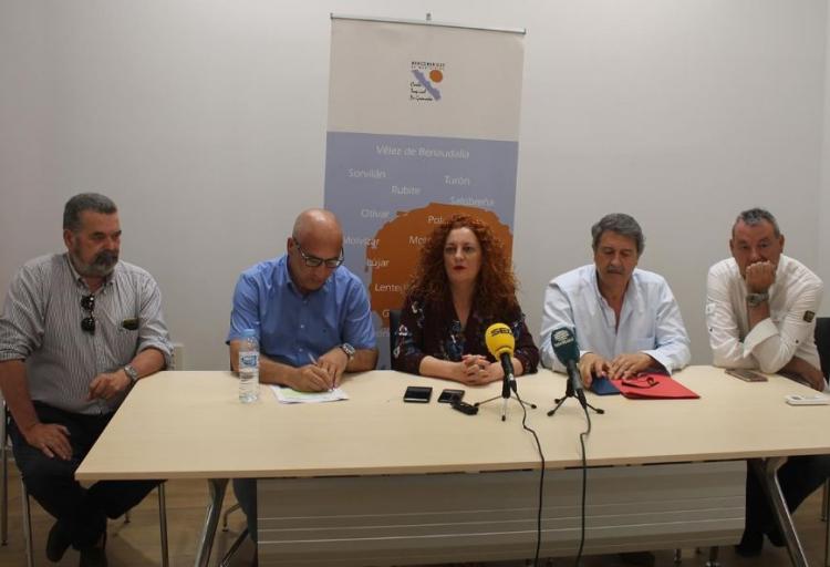 Rueda de prensa de la alcaldesa y otras autoridades. 