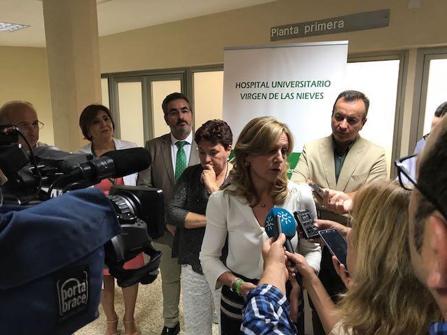 La consejera de Salud en una atención a medios en Granada.