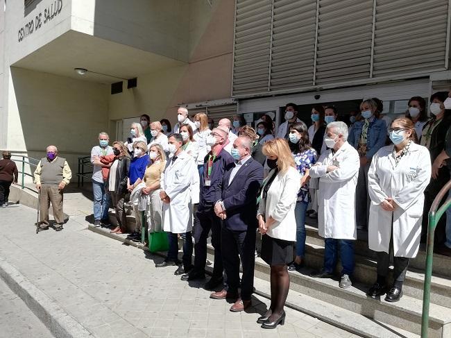 La foto corresponde al homenaje con motivo del Día Internacional de la Enfermería a Fina Torres, enfermera de este centro fallecida por Covid. Profesionales y usuarios del Centro de Salud Zaidín Sur, en un minuto de silencio para recordar a las enfermeras fallecidas.