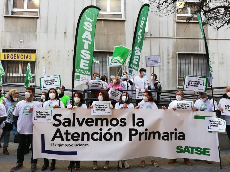 Delegados y delegadas de Satse, esta mañana, a las puertas del centro de salud Gran Capitán.