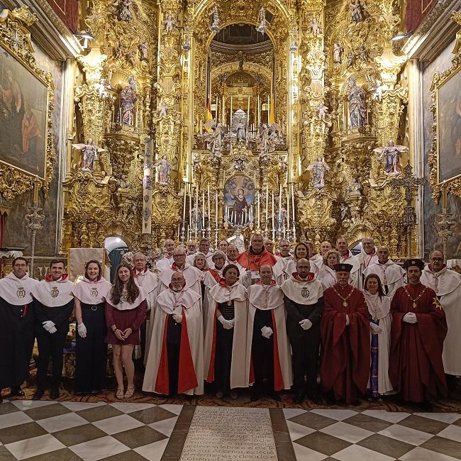 Foto de familia tras las investiduras.