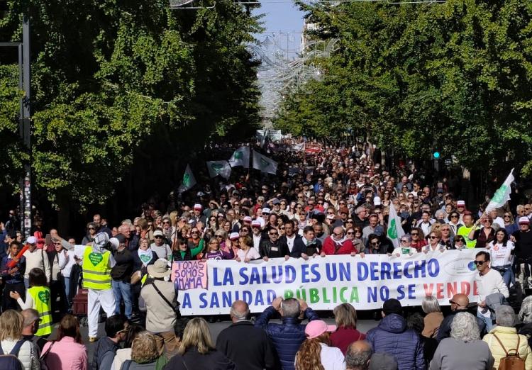 Impresionante imagen de la marcha, con la cabecera llegando a la Plaza de Isabel La Católica.