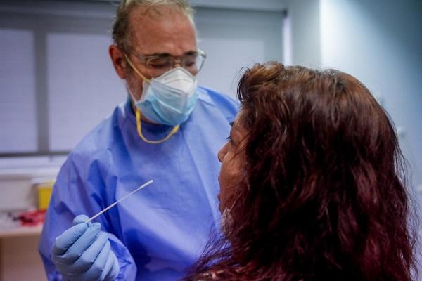 Profesional sanitario practicando una prueba PCR.