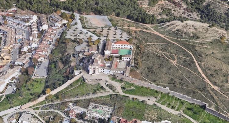 Imagen de San Miguel Alto en la que se aprecia la ermita, el centro de menores y parte de las parcelas que han sido objeto de litigio. 