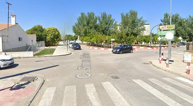 El choque ha ocurrido en el cruce entre las calles Mariana Pineda y Simón Bolívar.