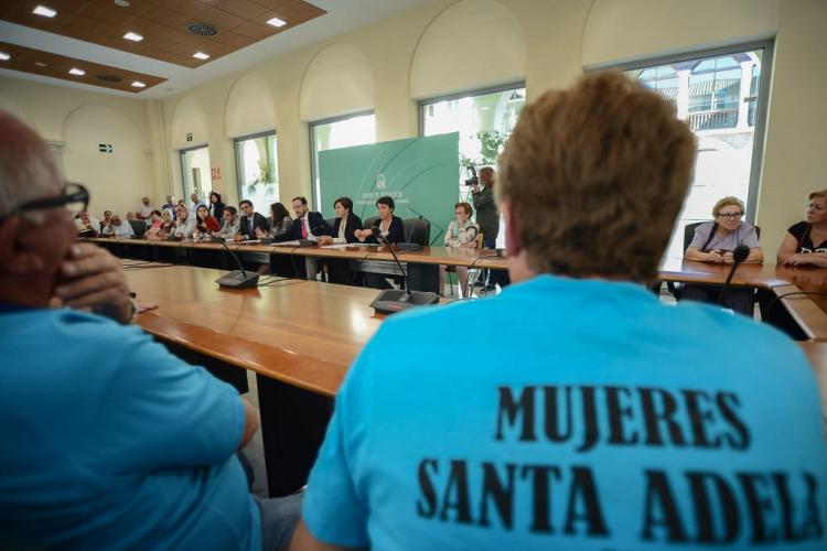 El consejero Felipe López se ha reunido con la plataforma vecinal de Santa Adela y los representantes municipales.