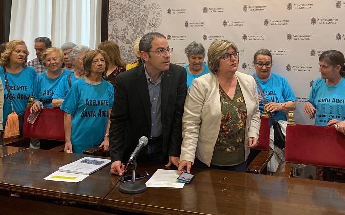 Vecinas de Santa Adela han asistido a la rueda de prensa. 