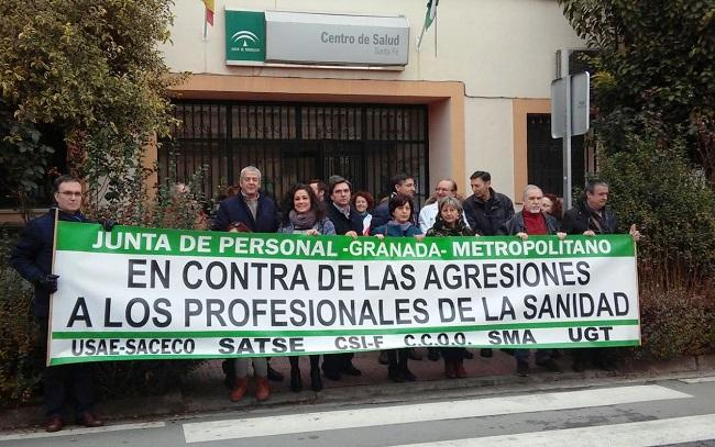 Concentración a las puertas del centro de salud de Santa Fe.