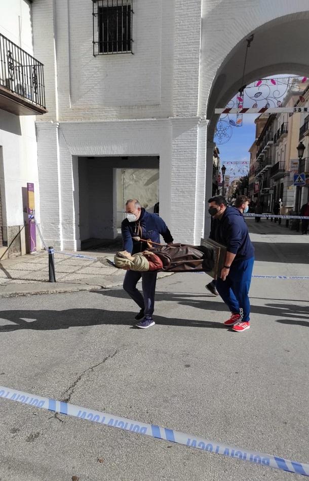 Traslado de imágenes desde el oratorio para evitar daños.