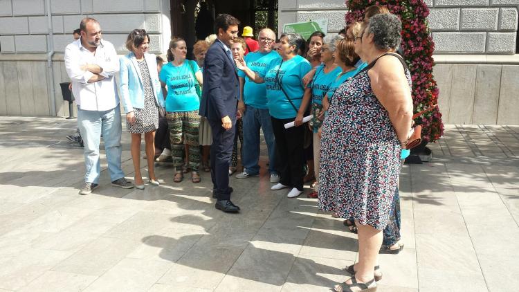 Vecinas y vecinos de Santa Adela con el alcalde y los representantes de los grupos la pasada semana.