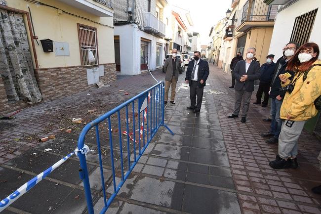 Imagen de una visita, tras los terremotos, del presidente de la Diputación a Santa Fe.