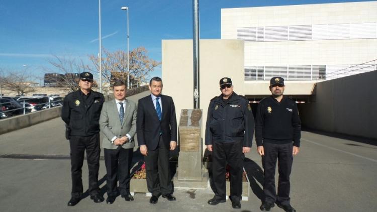 Sanz, con los responsables policiales, en la Jefatura Superior de Andalucía Oriental.