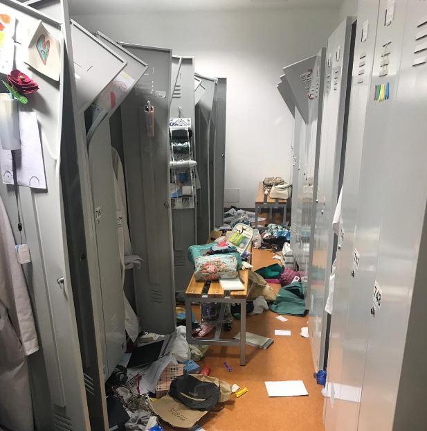 Taquillas reventadas y objetos por el suelo Taquillas reventadas y objetos por el suelo en el hospital.
