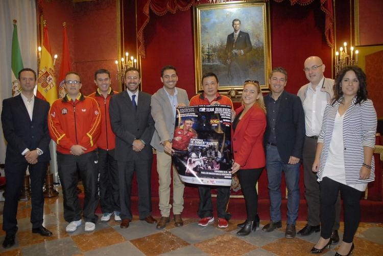 'Juanito' con el cartel del partido España-Rusia de este martes, su último en la selección.