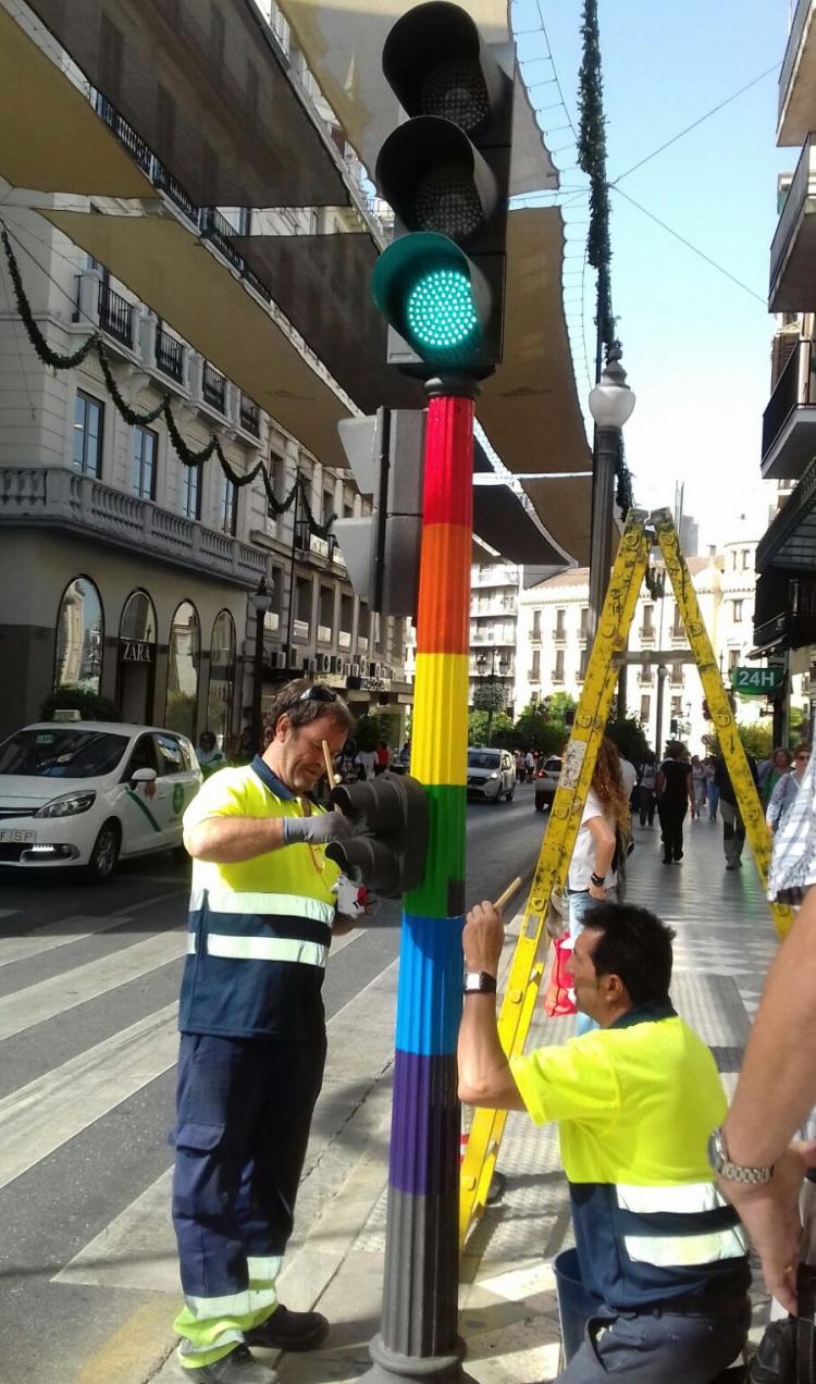 Operarios pintaban con los colores de la bandera arcoíris semáforos en Reyes Católicos. 