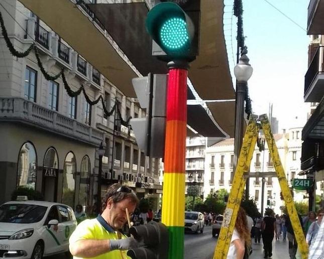 Semáforo pintado con los colores de la bandera LGTBI, en una imagen de archivo.