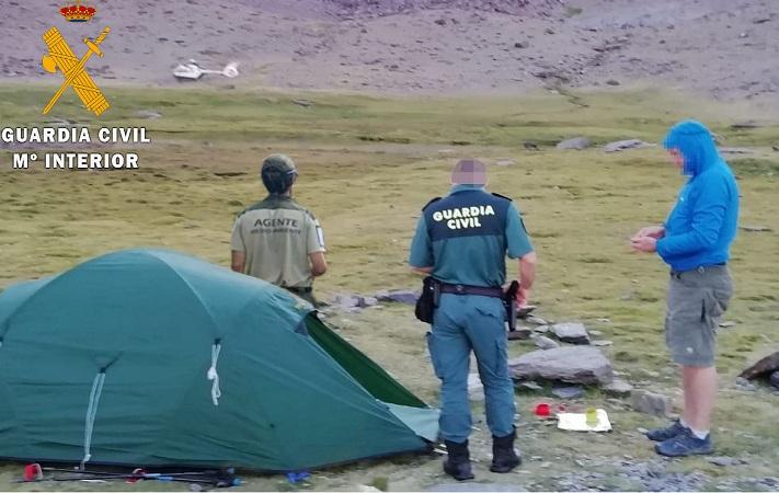 Agentes, junto a una tienda acampada en borreguiles del paraje Siete Lagunas.