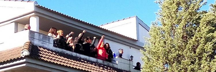 La pareja saluda desde el balcón de la vivienda tras parar el desahucio.