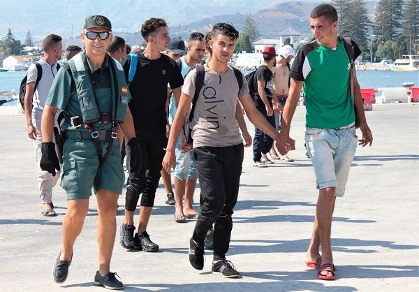 El grupo rescatado por la Guardia Civil a su llegada al Puerto de Motril.