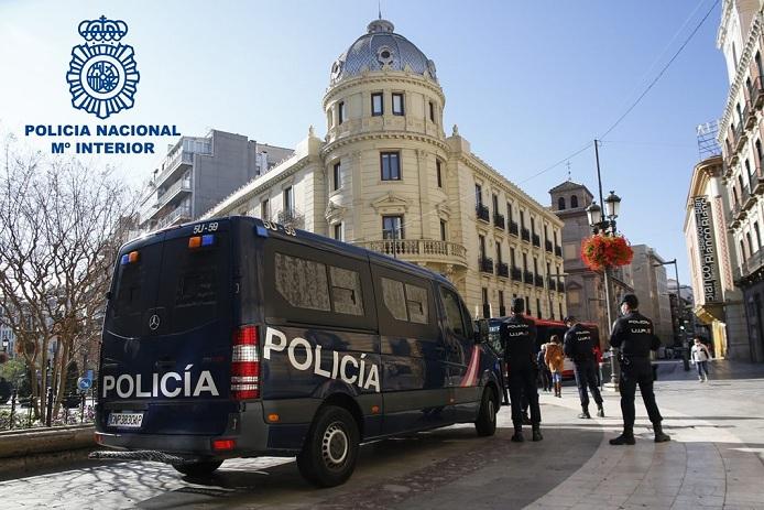 Una patrulla policial en Puerta Real.