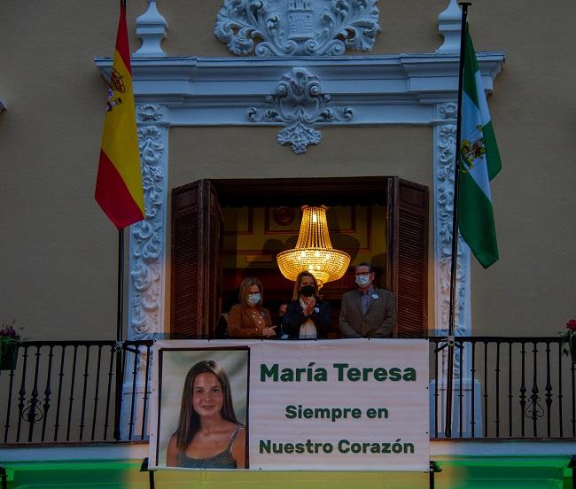 En la fachada del Ayuntamiento de Motril se ha desplegado una gran pancarta en recuerdo de María Teresa.
