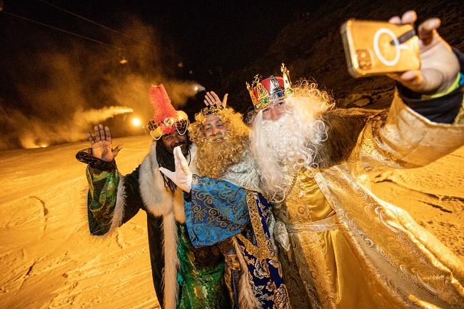 En Sierra Nevada, los Reyes Magos han esquiado por la pista El Río iluminada.