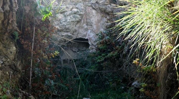 Una de las salidas de agua del manantial Siete Fuentes, en Baza, seca. 