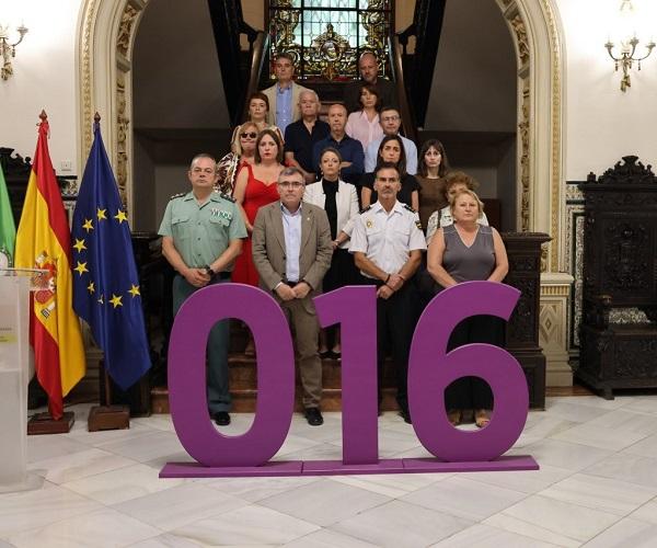 Minuto de silencio en la Subdelegación del Gobierno.