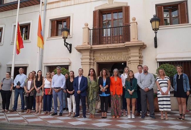 Minuto de silencio en el Ayuntamiento de Benalmádena.