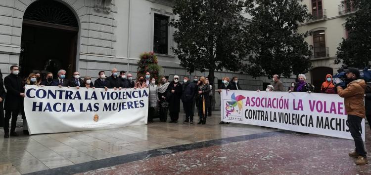 Imagen de archivo de la concentración para rechazar el asesinato machista de una joven de Granada el pasado enero.