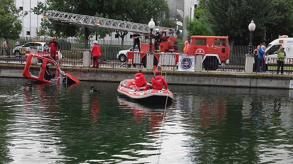 Un momento del simulacro en el río Genil. Un momento del simulacro en el río Genil.