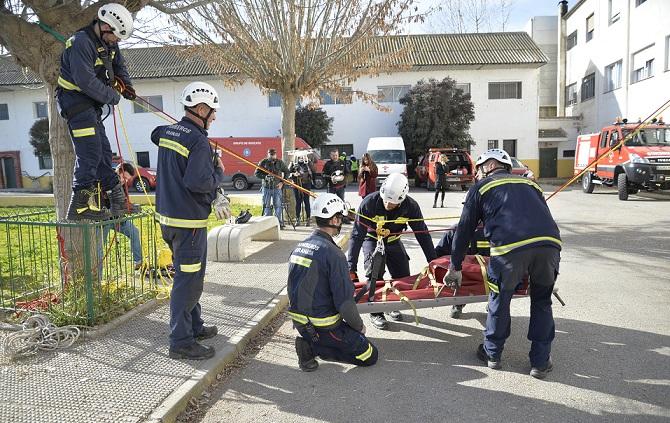 Evacuación de una persona herida en el simulacro.