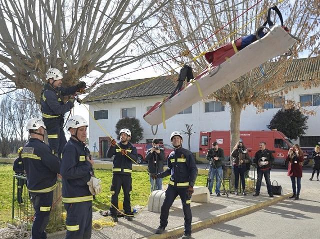 Evacuación de un herido durante el simulacro. 