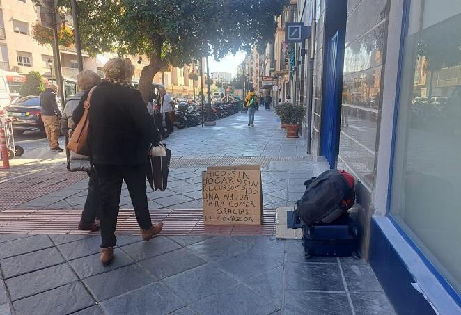 Pertenencias de una persona sin hogar en el centro de Granada. 