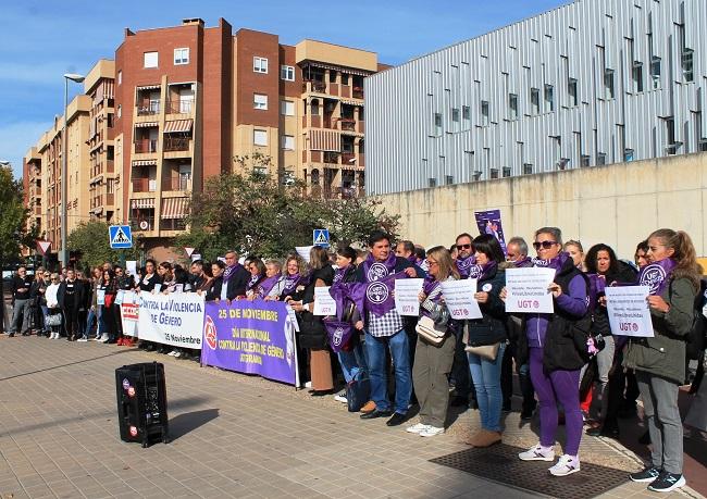 Representantes de UGT y CCOO, esta mediodía ante la sede sindical.