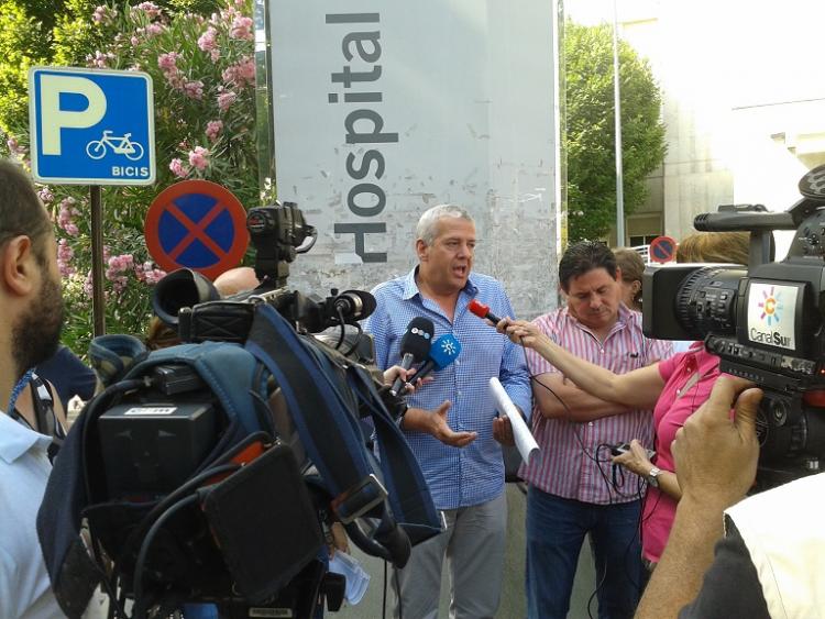 Representantes sindicales a las puertas del hospital.