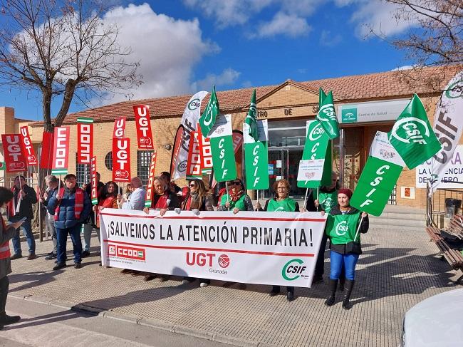 Protesta, este jueves, en el centro de salud de Huéscar.