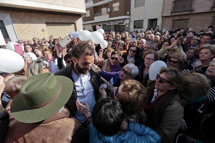 Jesús Candel, arropado por eguidores a las puertas del Juzgado de paz.