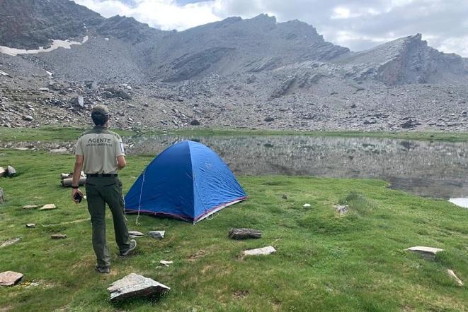 Una tienda acampada en borreguiles junto a la laguna de la Mosca. 