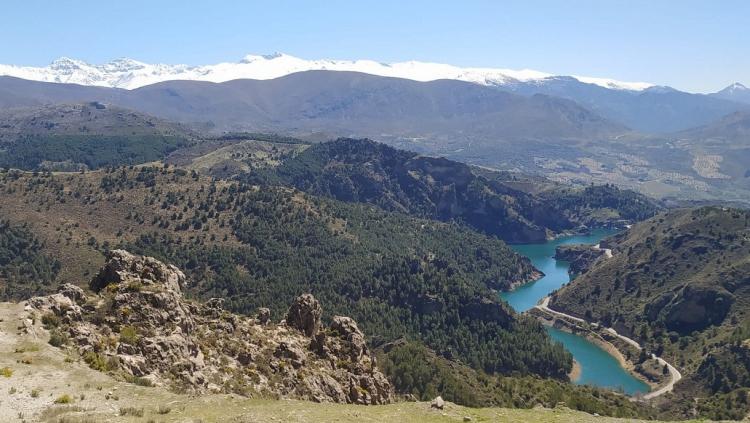 Marzo ha dejado mucha nieve en Sierra Nevada y agua en los pantanos, como el de Quéntar, cuya cola se aprecia a la derecha de la imagen, tomada el pasado sábado. 