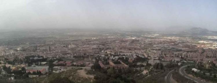 Imagen de la ciudad tomada por la webcam del Ayuntamiento en la carretera de Murcia, a las 13 horas de este jueves.