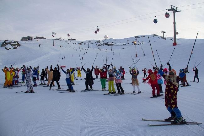 Participantes en el descenso de Carnaval en la estación de Sierra Nevada.