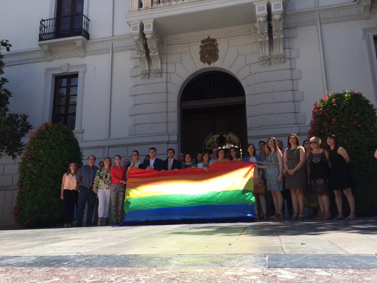 Concentración de repulsa a las puertas del Ayuntamiento de la capital.