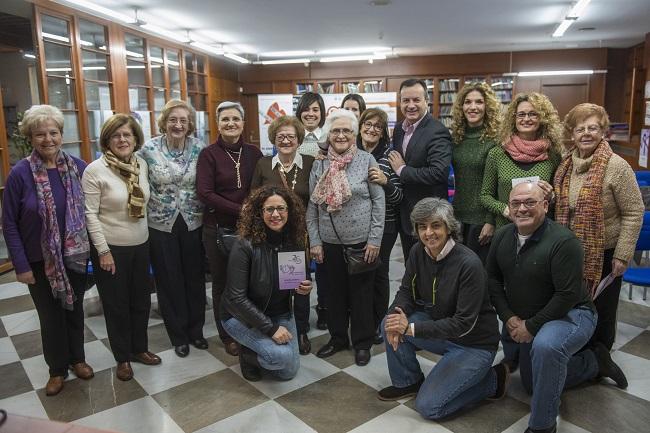 Integrantes de la asociación, junto a representantes de la Junta. Integrantes de la asociación, junto a representantes de la Junta.