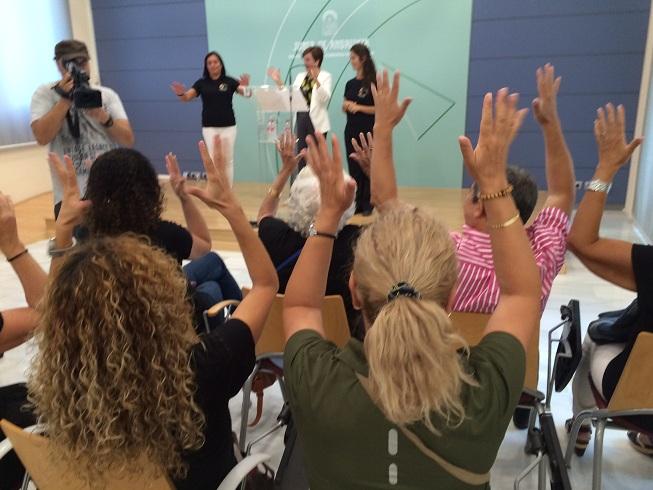 Aplausos en lengua de signos en la presentación de las actividades de Asogra.