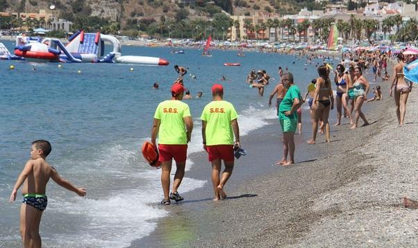 Socorristas en una playa de Almuñécar Socorristas en una playa de Almuñécar.