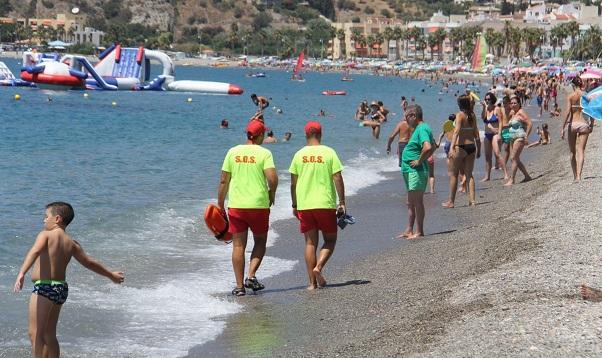 Socorristas en una playa de Almuñécar.