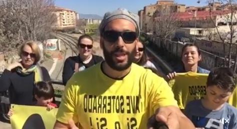 Candel, en las vías del tren de la Chana con la camiseta amarilla de la Marea.