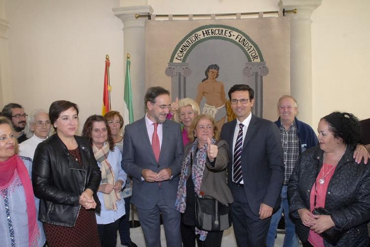López y Cuenca con las vecinas de Santa Adela tras la firma del convenio.